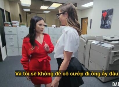[Không che] Bố dượng số hưởng địt cùng lúc con gái và em trợ lý riêng